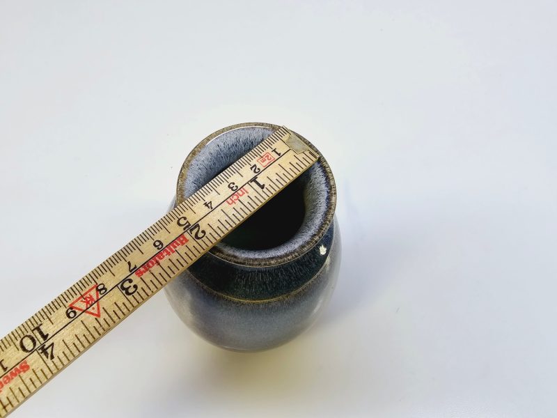 Charmig handgjord keramikvas med nordiskt landskapsmotiv, 13 cm