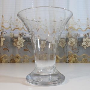 Tillbringare med bubblor i glaset, tillverkat av återvunnet glas