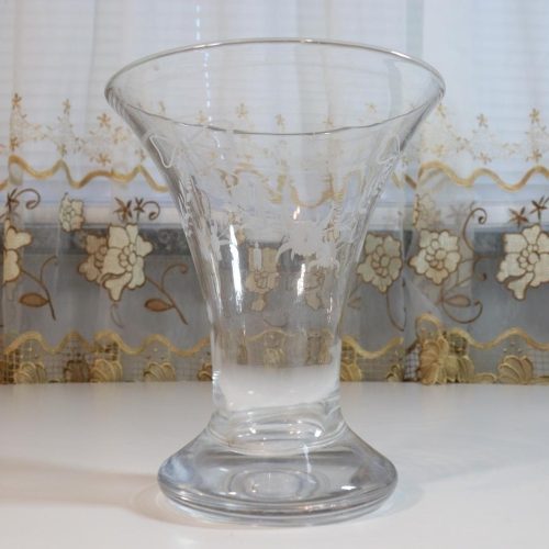 Trumpetformad vas, etsad dekor, glas