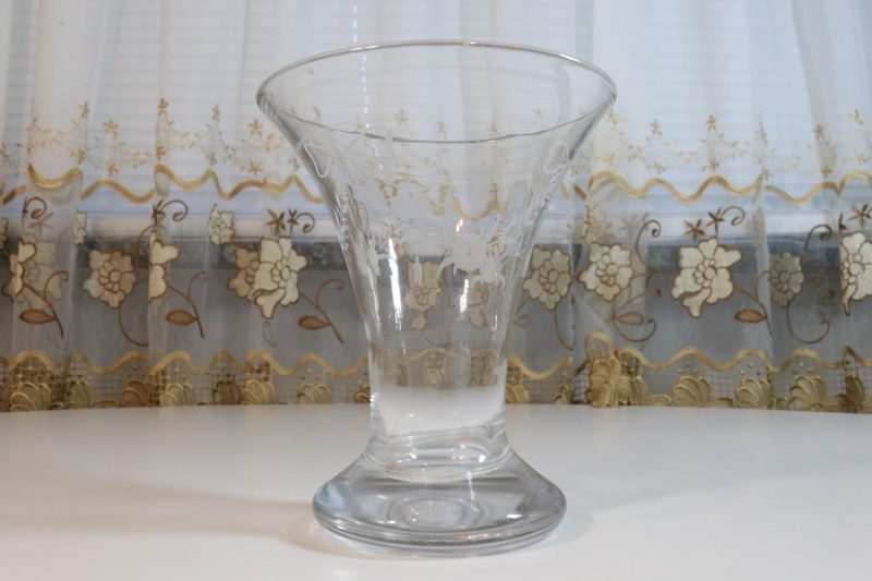 Trumpetformad vas, etsad dekor, glas