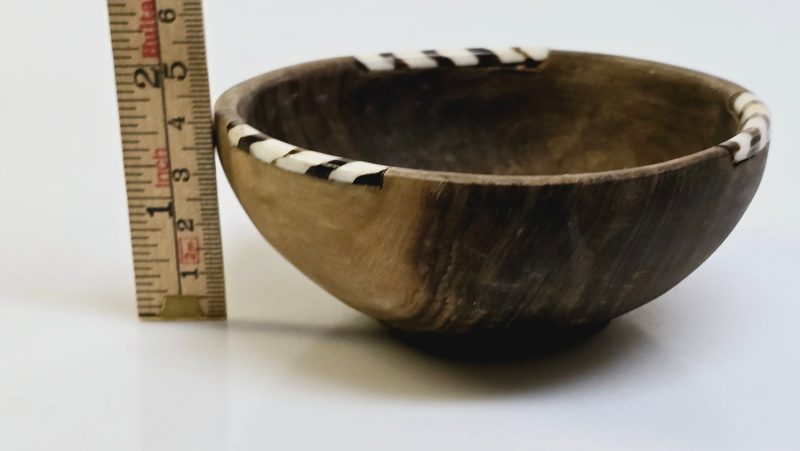 Handgjord Träskål med Dekorativa Detaljer - 10 cm i Diameter