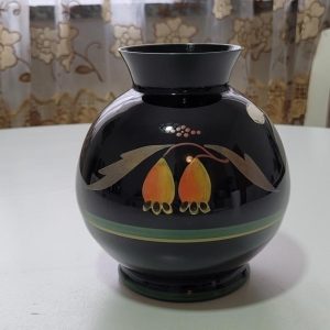 Vas, svart glas med handmålad blomdekor, art deco, Åseda glasbruk