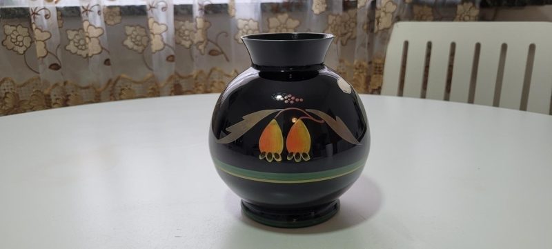 Vas, svart glas med handmålad blomdekor, art deco, Åseda glasbruk