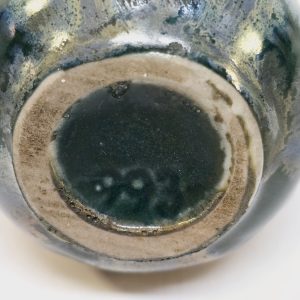 Elegant Miniatyrvas med Metalldekor – För Samlare och Inredningsentusiaster!