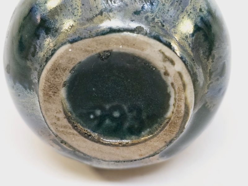 Elegant Miniatyrvas med Metalldekor – För Samlare och Inredningsentusiaster!