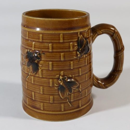 Mugg, dekorerad som en bikupa, keramik
