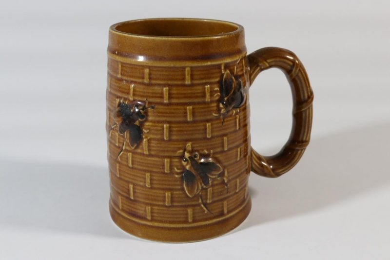 Mugg, dekorerad som en bikupa, keramik