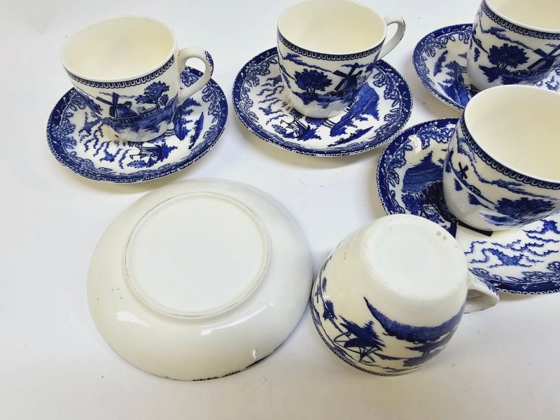 4st Vackra Blåvita Koppar med Fat – Klassisk Design för Samlare och Inredning