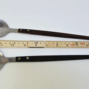 Elegant salladsbestick i rostfritt stål med handtag av trä – 33 cm långa