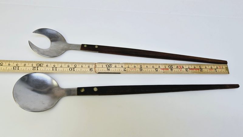 Elegant salladsbestick i rostfritt stål med handtag av trä – 33 cm långa