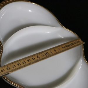 Elegant serveringsfat i vitt och guld