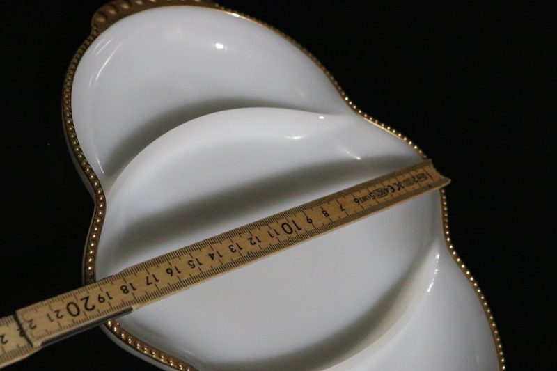 Elegant serveringsfat i vitt och guld