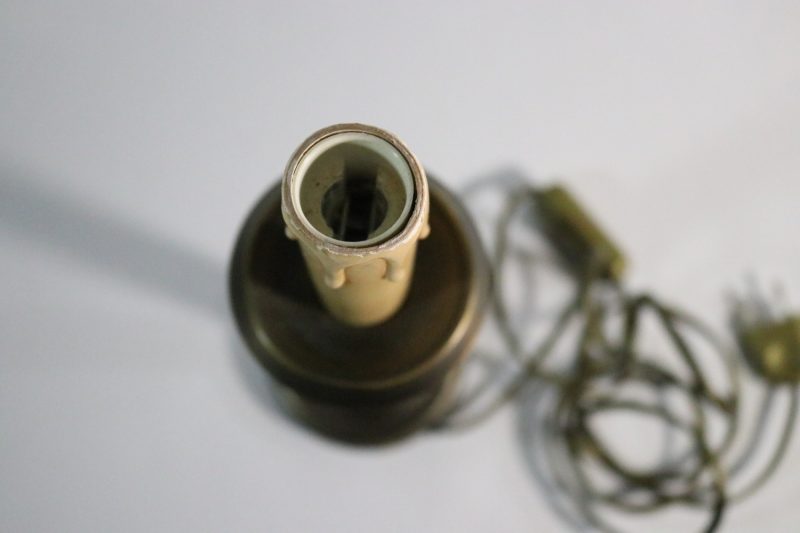 Klassisk Ljusformad Bordslampa i Antik Stil – En Tidlös Dekoration för Hemmet