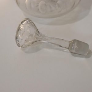 Karaff med olivslipad dekor