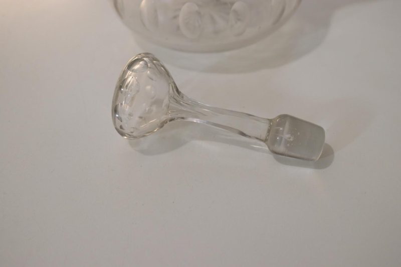 Karaff med olivslipad dekor