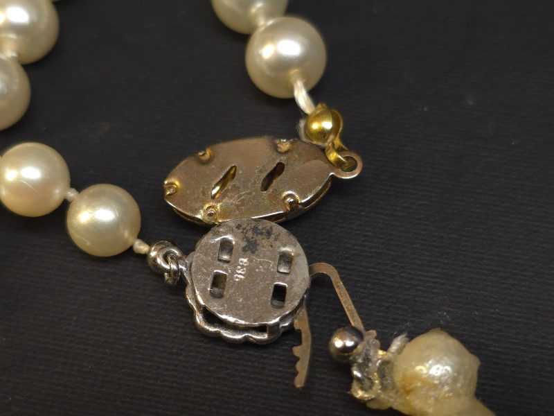 Klassiska Pärlhalsband med Silverlänk – Elegans och Tidlös Skönhet