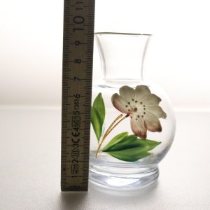 Vacker handmålad glasvas med blomma
