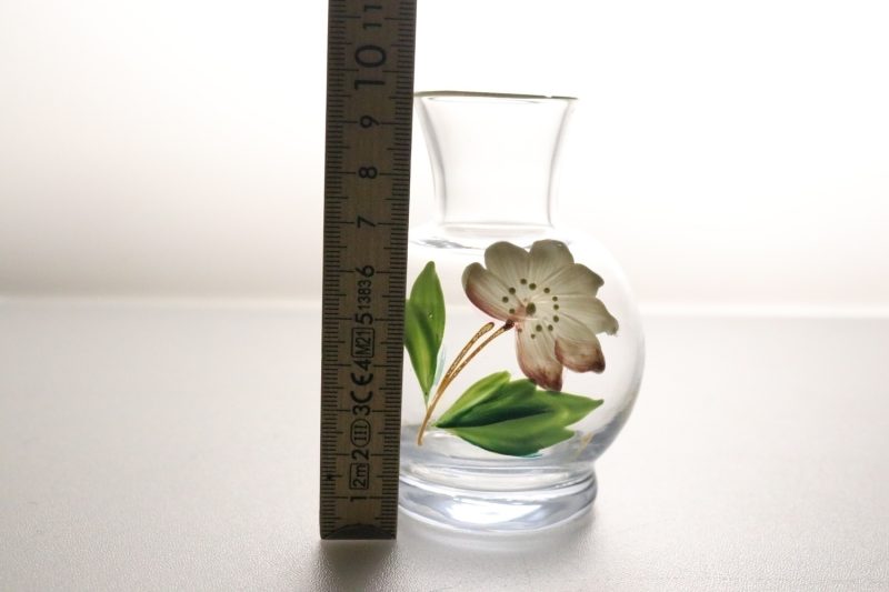 Vacker handmålad glasvas med blomma