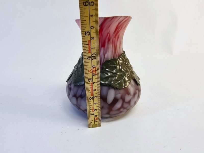 Unik Konstglasvas med Metallrelief – Handblåst Skönhet, 14 cm