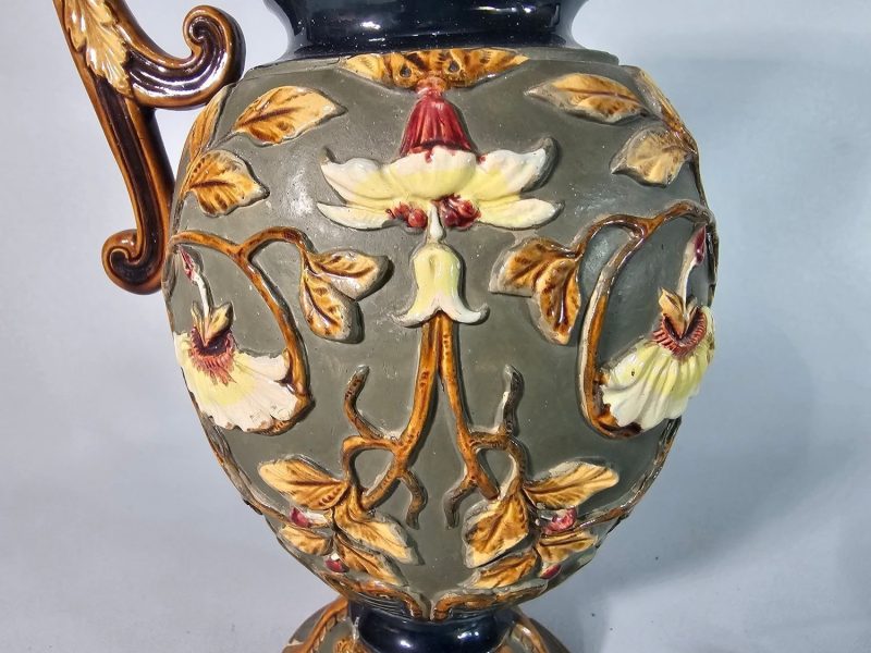 VAS, Wilhelm Schiller & Sons, majolika, sent 1800-tal