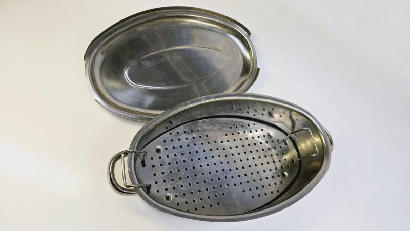 Elegant rostfri ugnsgryta med perforerad insats - 42 cm