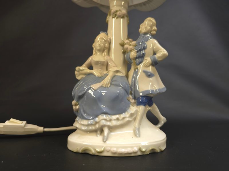 Titel: Romantisk bordslampa med porslinsfigurer – Klassisk och charmfull