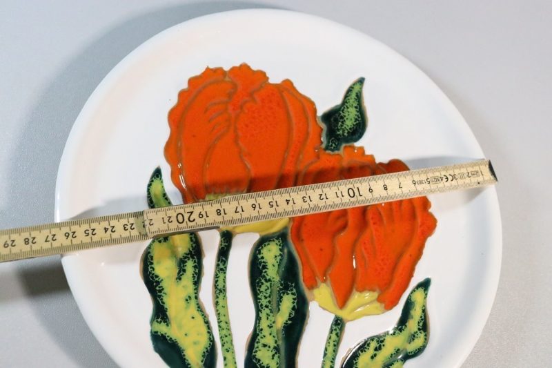 Väggplatta - keramik med handmålade blommor
