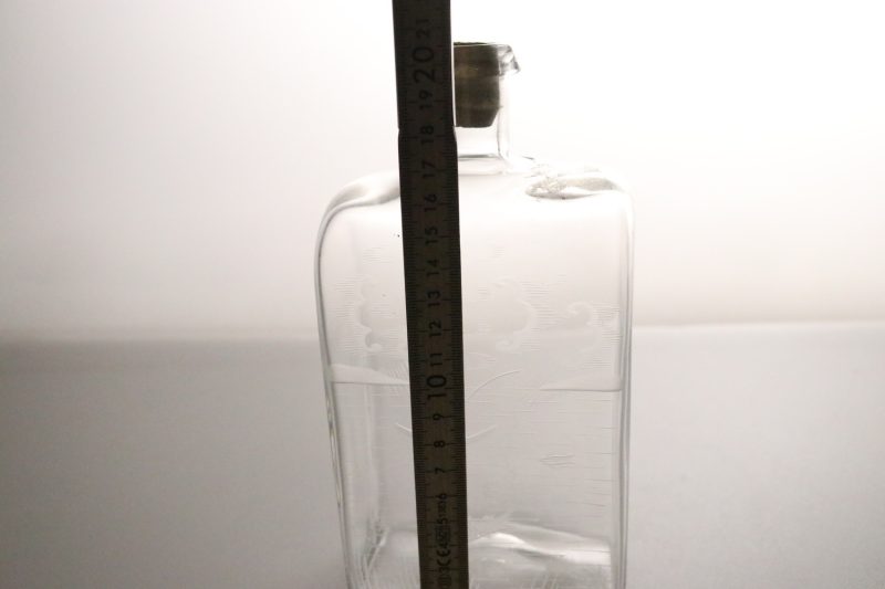 KARAFF, glas, 1900-tal, del av kork saknas, 20,5cm