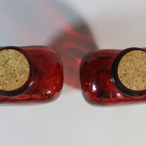 2st rubinröda glasflaskor med kork