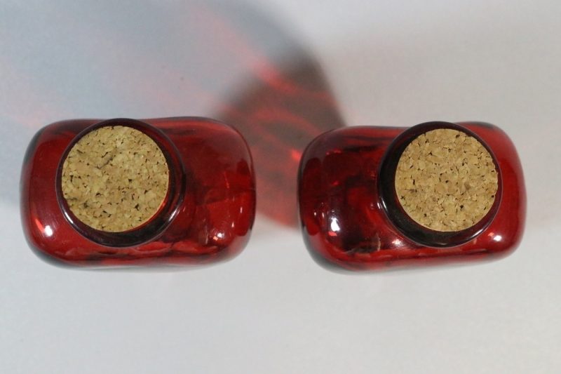 2st rubinröda glasflaskor med kork