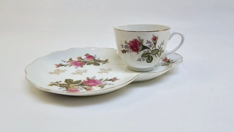 Charmigt Kaffe- och Assiettset med Rosmotiv – Made in China
