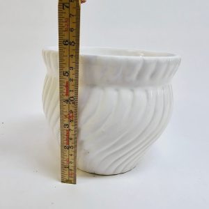 Elegant vit kruka med tidlös snirkelmönster - D14 cm