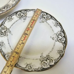 Vackert set av tre tallrikar från Rörstrand – "Greta", 23,5 cm i diameter