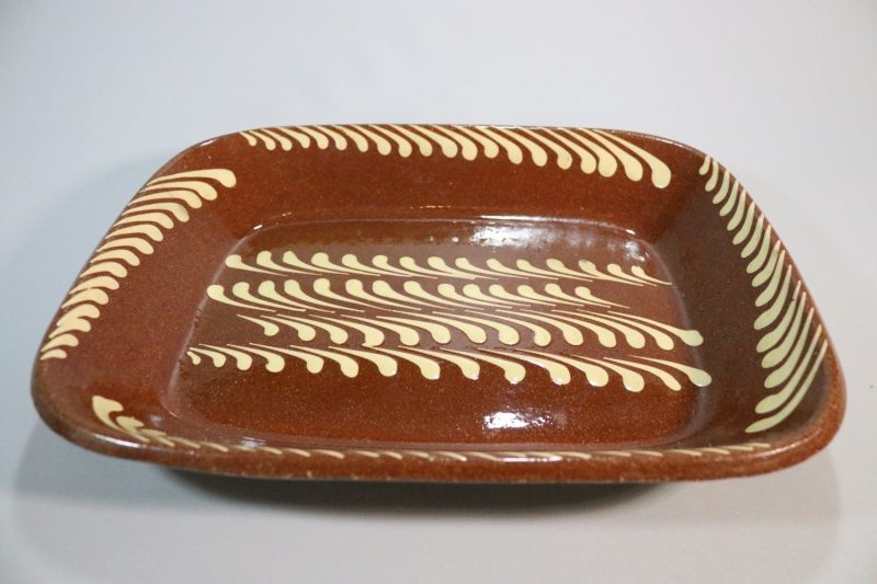 Saltglaserat fat i lergods Andersson & Johansson, Old Höganäs, 35x27cm, spricka