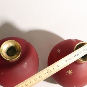 Elegant par röda glasljusstakar med mässingsdetaljer