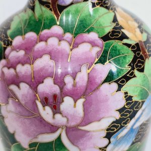 Elegant kinesisk cloisonnévas med blomstermotiv - Ett konstverk i emalj