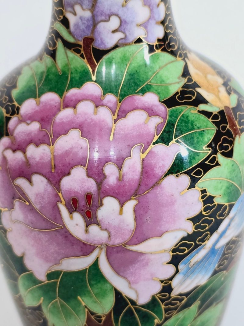 Elegant kinesisk cloisonnévas med blomstermotiv - Ett konstverk i emalj
