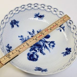 Elegant blåvit skål från Schumann Bavaria med vacker spetskant
