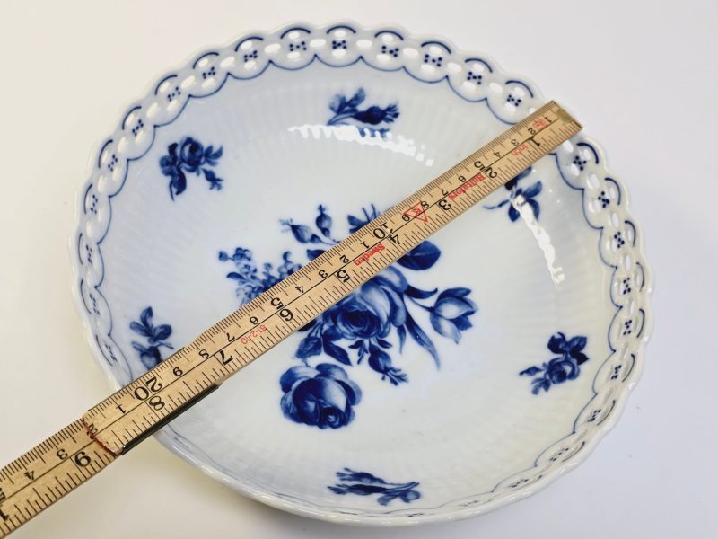 Elegant blåvit skål från Schumann Bavaria med vacker spetskant