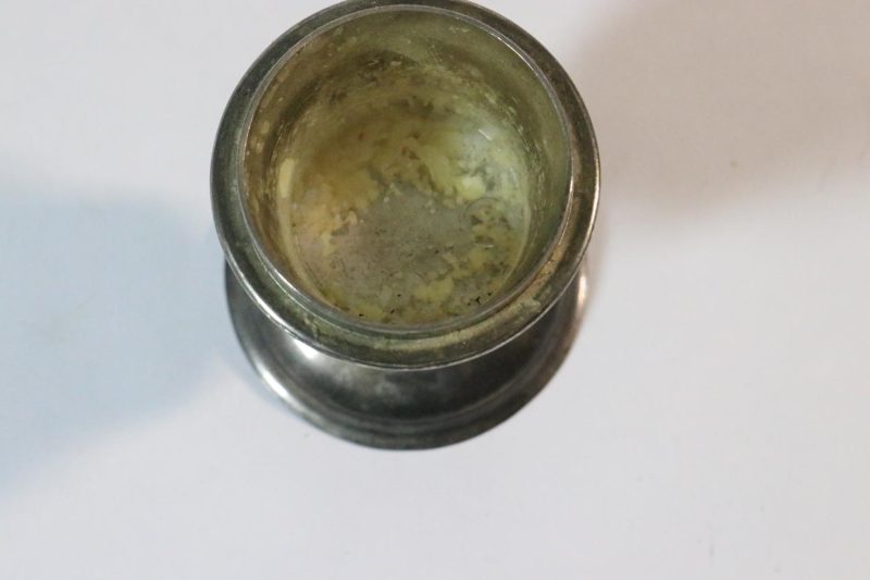 Äggkopp , metall . ingen synlig stämpel