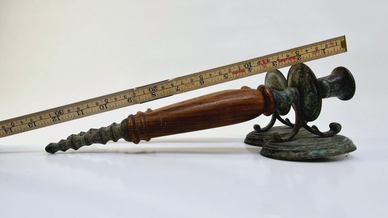 Antika Väggljushållare i Trä och Patinerad Metall - 32 cm