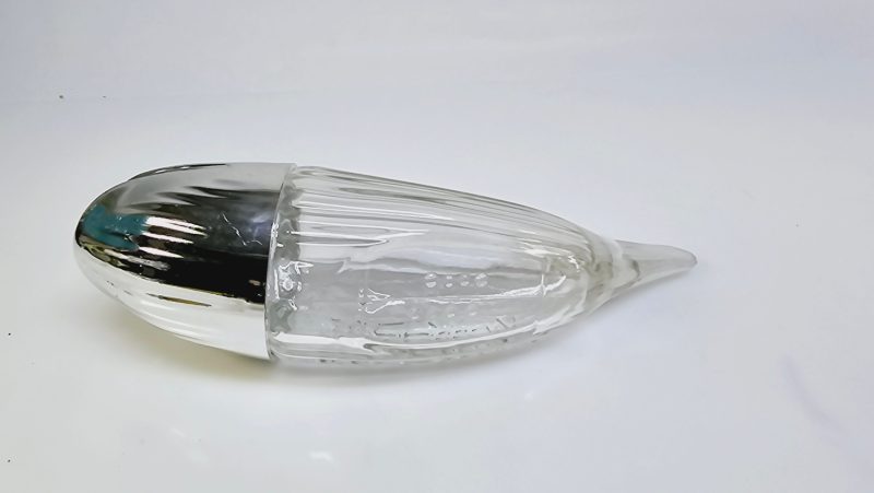 Elegant glasfisk med silverdetaljer – unik och dekorativ!