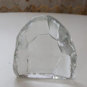 Glasblock, jägare, signerad med initialer