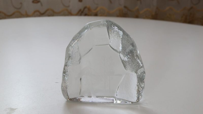 Glasblock, jägare, signerad med initialer