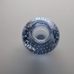 Liten ljusstake med bubblor i glaset