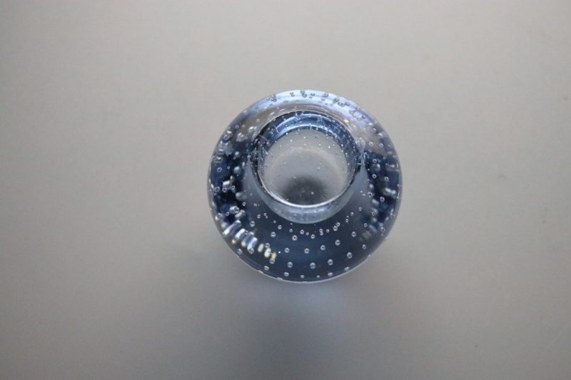 Liten ljusstake med bubblor i glaset