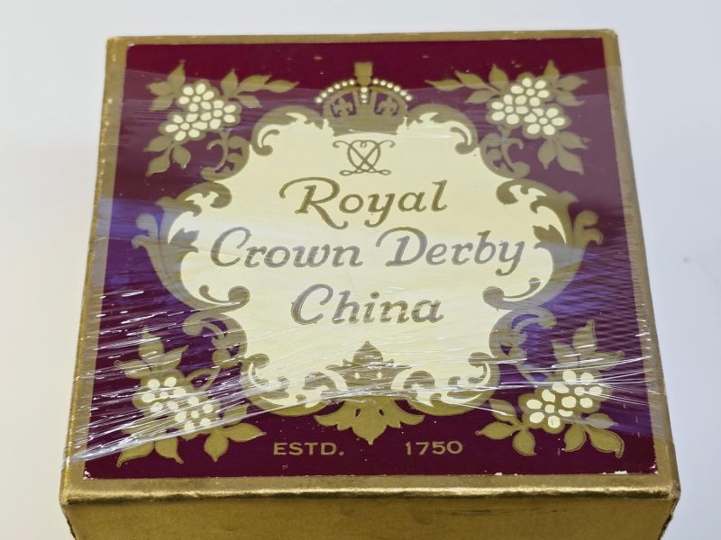 Exklusiv Royal Crown Derby vas i originalförpackning