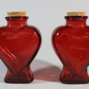 2st rubinröda glasflaskor med kork