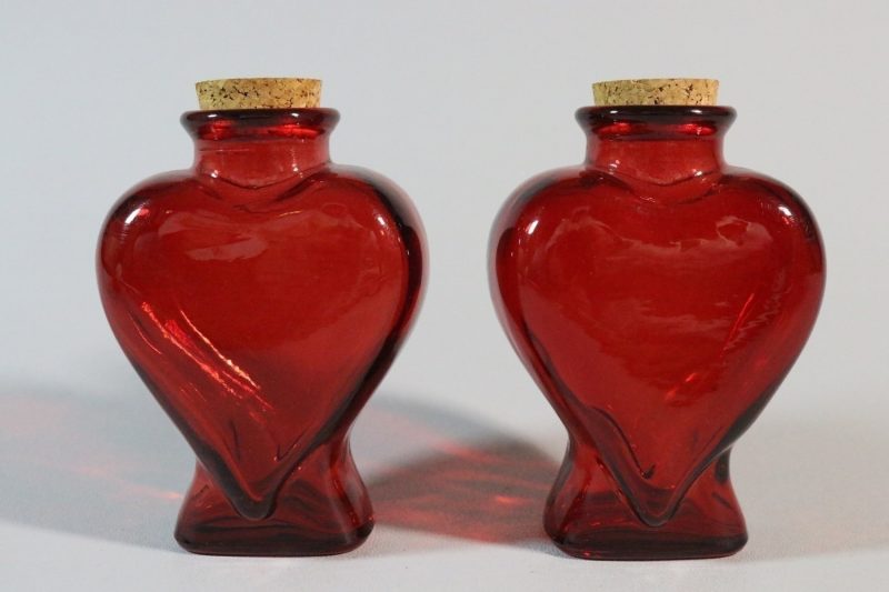 2st rubinröda glasflaskor med kork