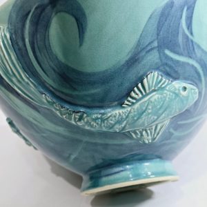 Handgjord Salladsskål från Moon and Peepers Pottery – Dekorerad i Fiskmotiv